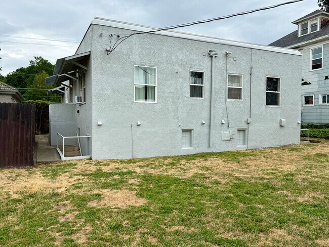 Building Photo - Fully Furnished 1 Bedroom 1 Bathroom WITH laundry!