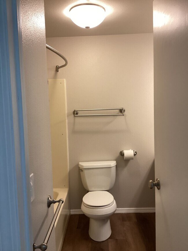 Building Photo - Charming Edmonds Condo with Two Garages and Modern Comforts