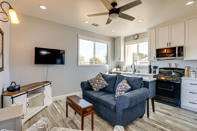 Building Photo - 6600 Thousand Oaks Dr