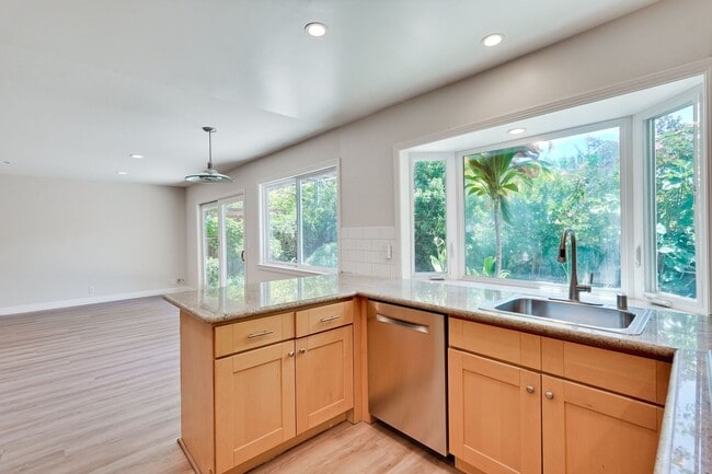 Building Photo - $8500-Mountain View  4 bedroom 3 baths in great neighborhood!