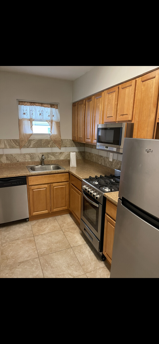 Kitchen w/stainless steel appliances - 1025 Shelmire Ave