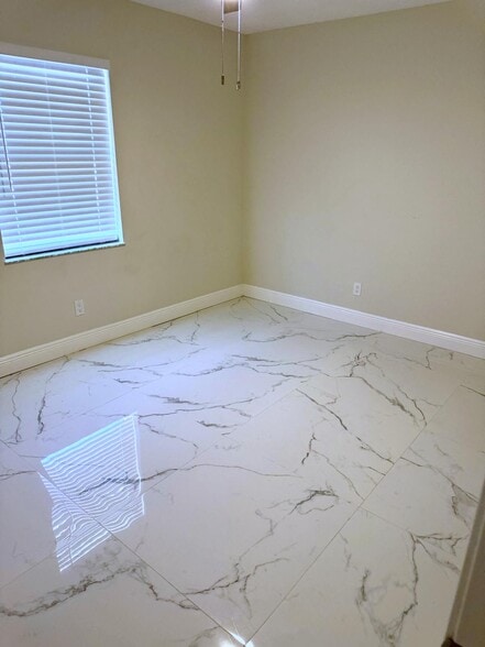 Building Photo - 699 NW Riverside Dr