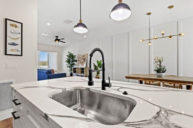 Building Photo - 3 Bedroom Townhouse in Tampa Heights