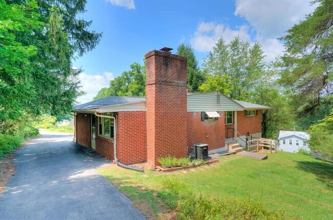 Building Photo - 100 9th Ave