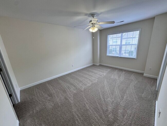 Building Photo - HUGE 3 Bed 3.5 Bath 3 Story Town Home, AVAILABLE NOW!