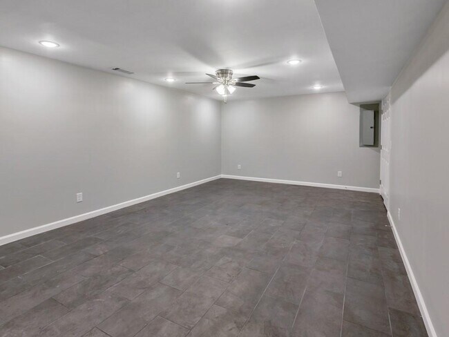 Building Photo - 2501 Sandy Ct