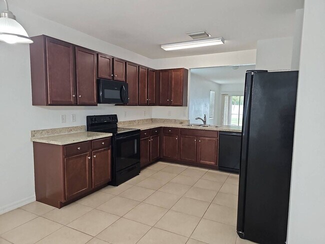Building Photo - Nice 3 bed 2 bath 2 car garage single family home in Cape Coral with lawn care included.
