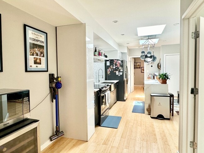 Building Photo - 2 Bedroom with Parking and Pets Welcome!