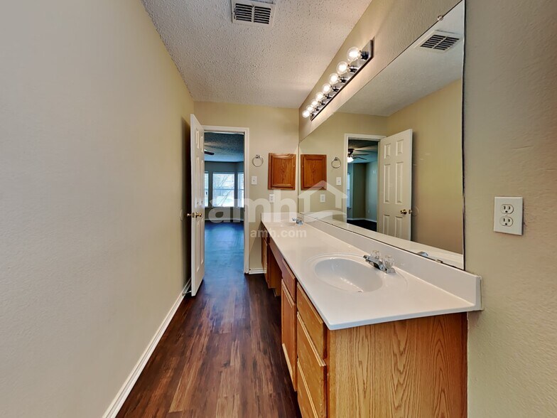 Building Photo - 205 Kissimmee Dr