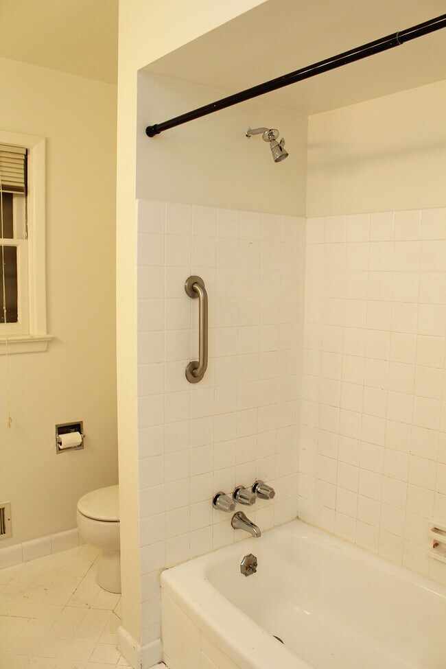 Building Photo - 8025-8027 SW Northvale Wy