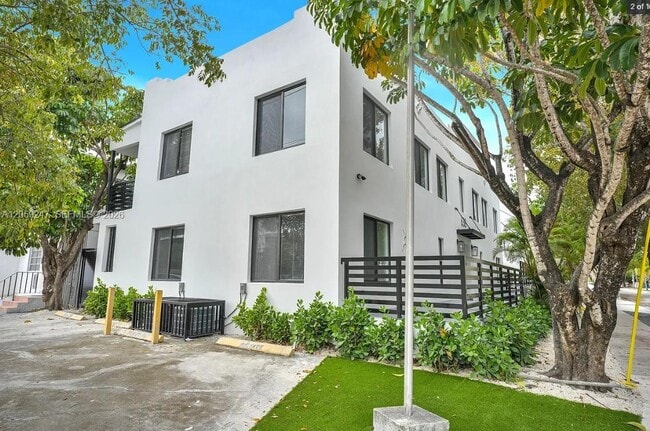 Building Photo - 638 SW 21st Ave