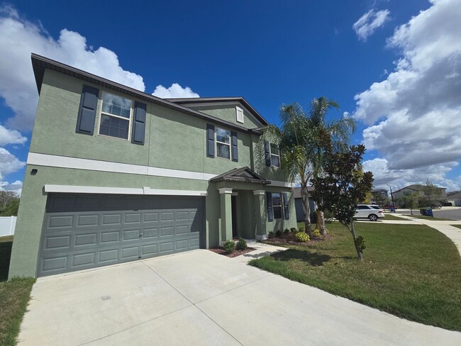 Building Photo - Gorgeous 5-Bedroom, 2.5-Bathroom Home in Riverview