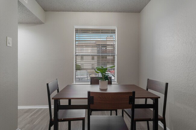 Building Photo - 2525 Thomason Cir