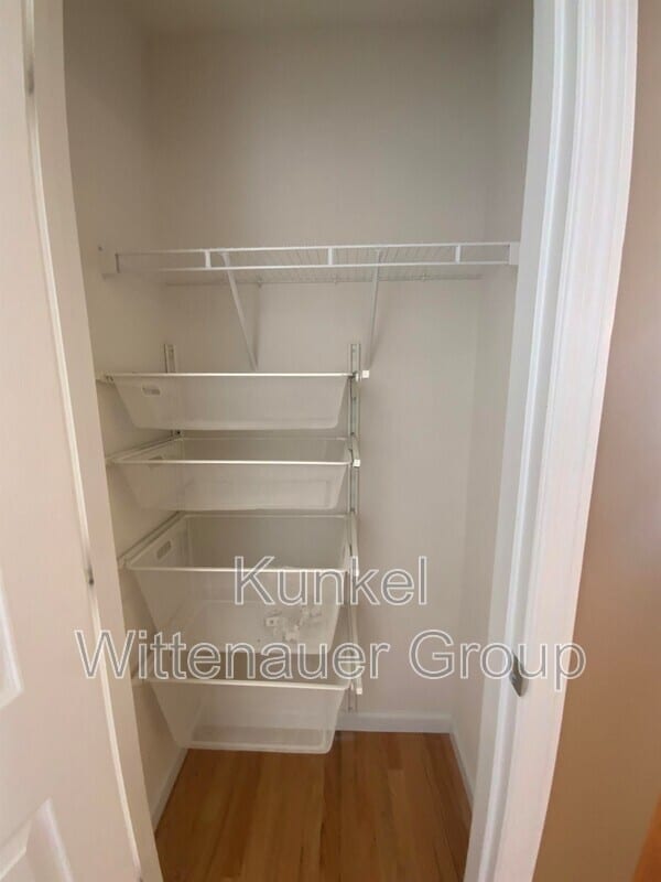 Building Photo - 2437 Larchmont Dr
