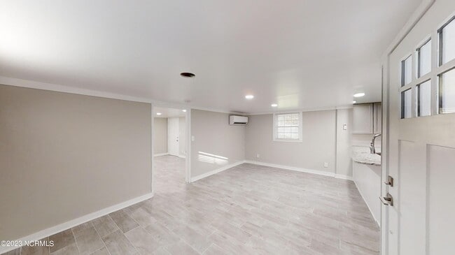 Building Photo - 1255 Central Dr