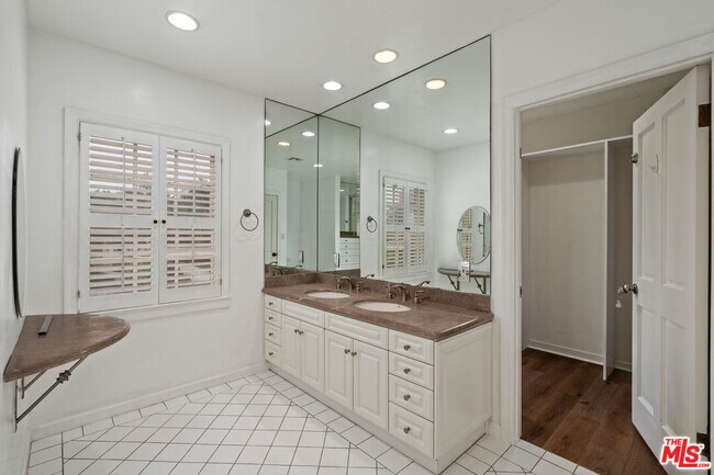 Building Photo - 234 S Roxbury Dr