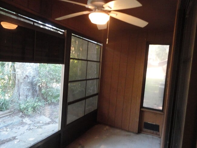 Building Photo - Rockwood Villas