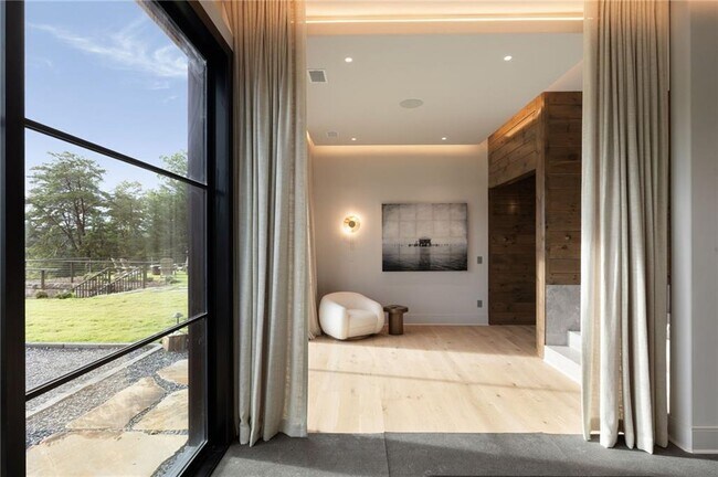 Building Photo - 725 Rocky Point Dr