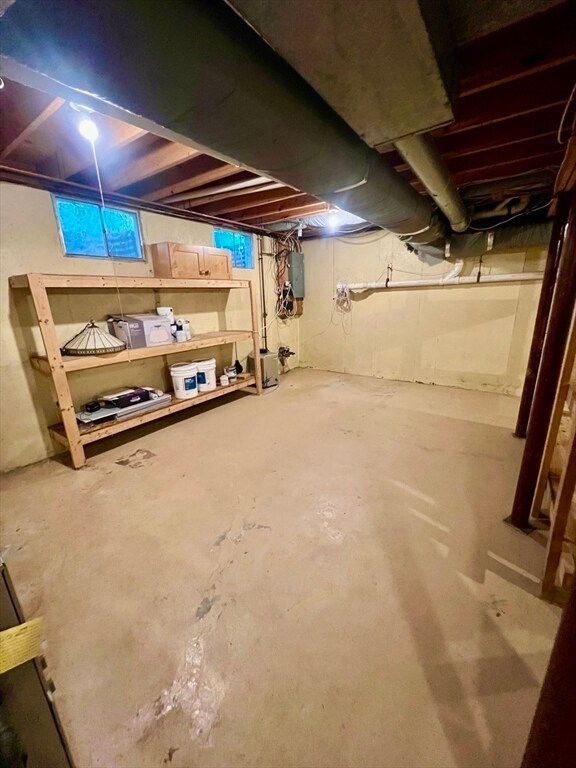 Building Photo - 6 Lanes End