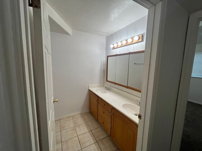 Building Photo - Cute two bedroom apartment for rent in Pro...
