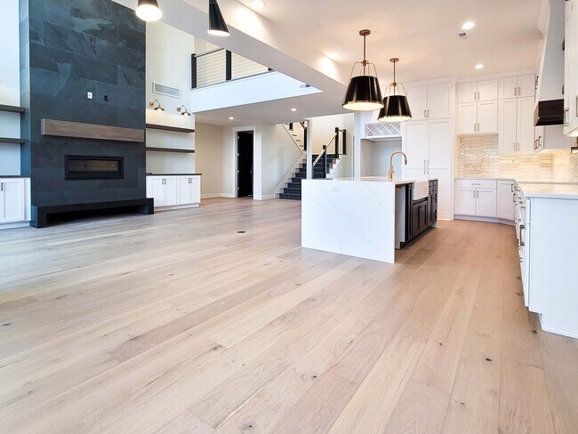 Building Photo - 1303 E Lasso Trail