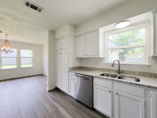 Building Photo - This fully renovated 3-bedroom, 2-bath home features a modern kitchen, large master suite with a ...