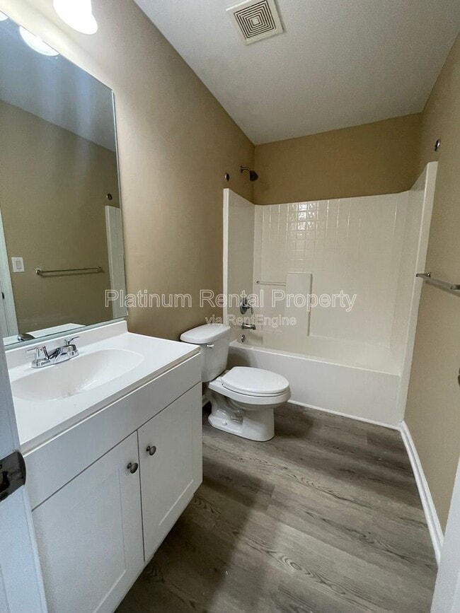 Building Photo - 546 Town Square Way