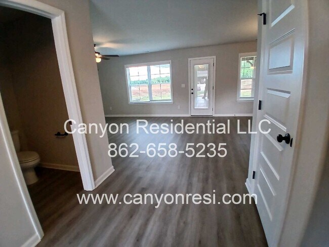 Building Photo - MUST SEE Fantastic 4BR 2/5 BA near everyth...