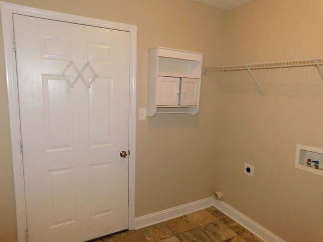 Building Photo - Beautiful Family Home