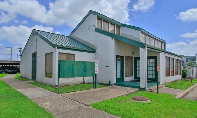 Building Photo - 2822 S Bartell Dr