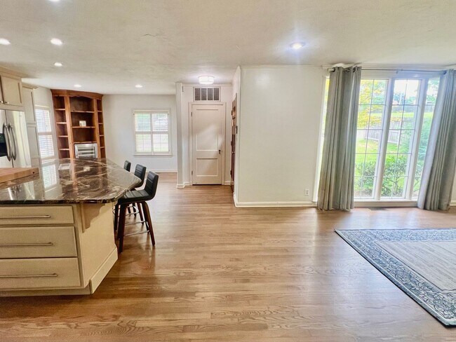 Building Photo - Move-in Ready Brookside Bungalow!
