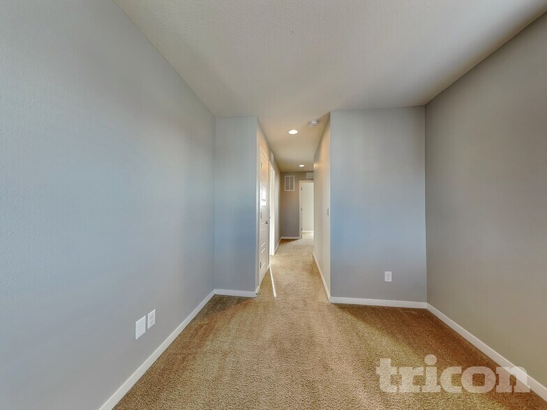 Building Photo - 10239 Southlawn Cir