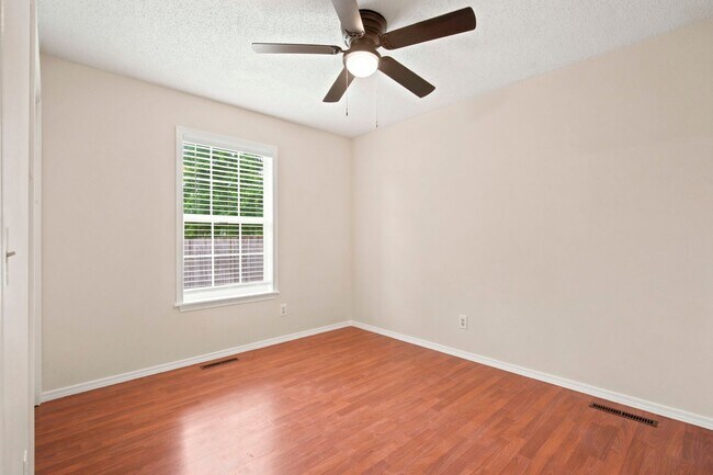 Building Photo - 511 E Dyann Dr