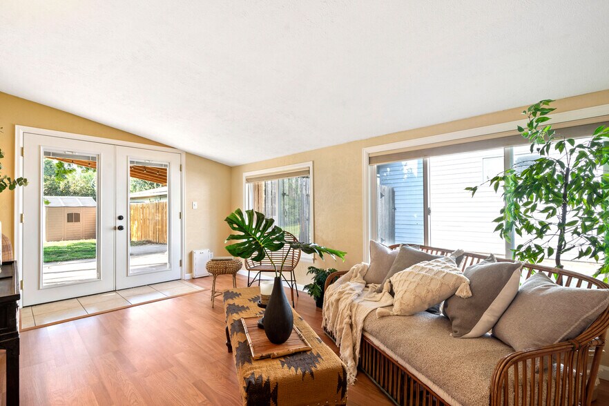 Building Photo - 1204 W 10th St