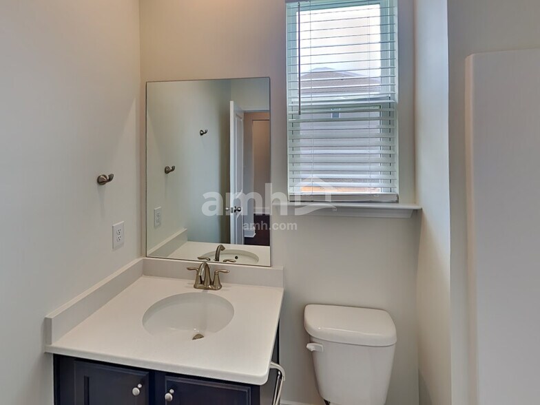 Building Photo - 5211 Valor Dr