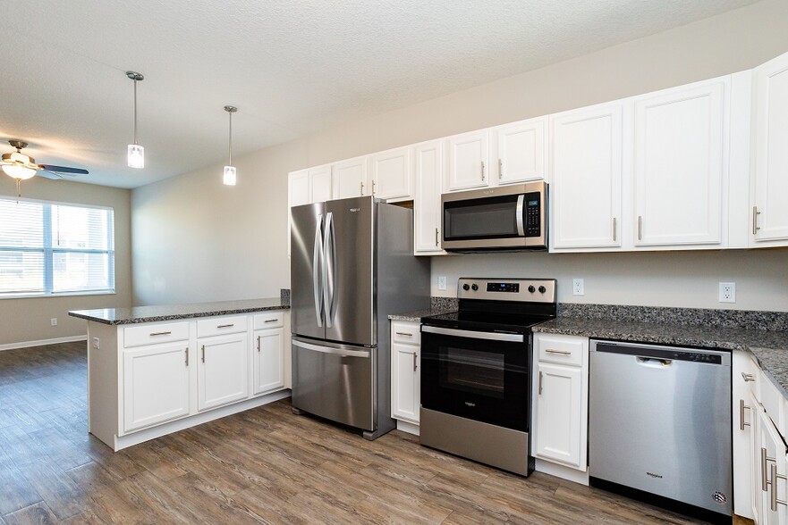 Building Photo - 3330 Glenbrook Cir S