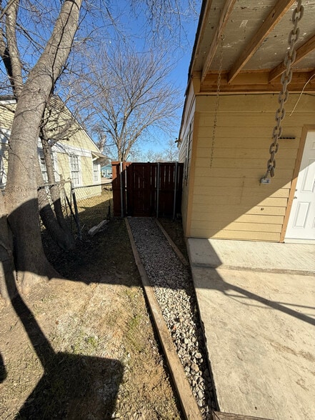 Building Photo - 1209 Shady Ln