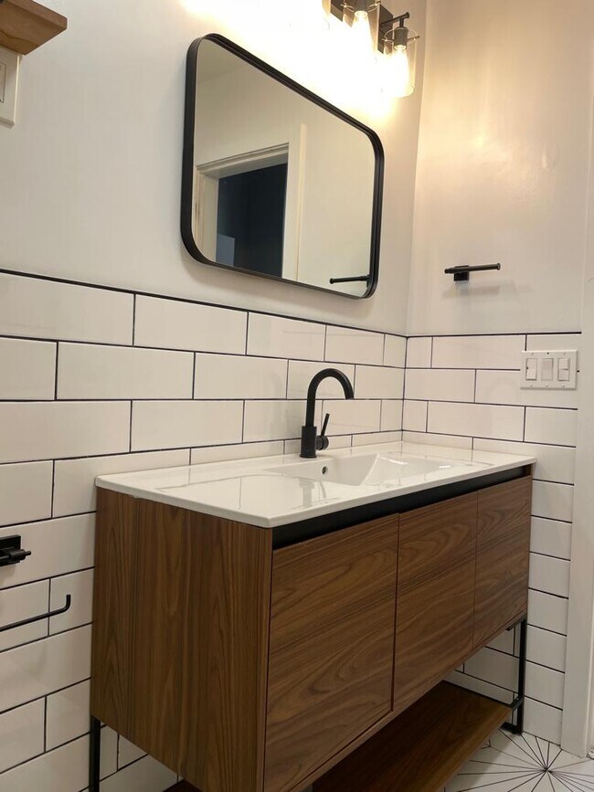 Building Photo - 418 3rd St