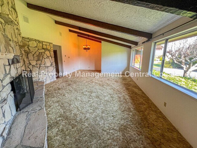 Building Photo - AVAILABLE OCTOBER - Large 4 Bedroom / 3 Ba...