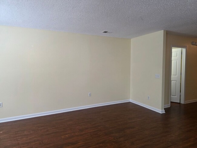Building Photo - 1118 Towne Pk E Dr
