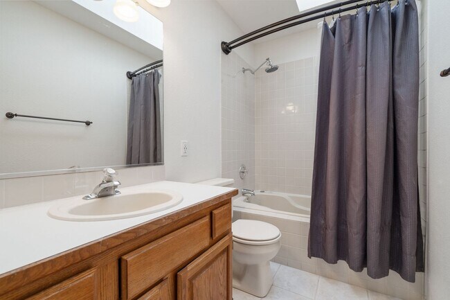 Building Photo - Spacious 4 Bed, 3 Bath Home | Central Vall...