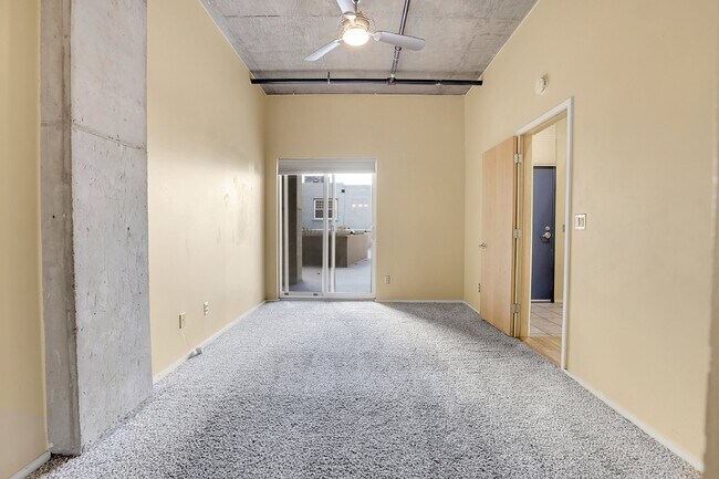 Building Photo - $2,350 - Urban 2 bed 2 bath Condo in Golde...