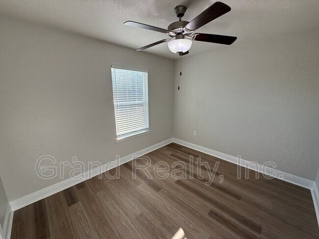 Building Photo - 5621 Flume Dr