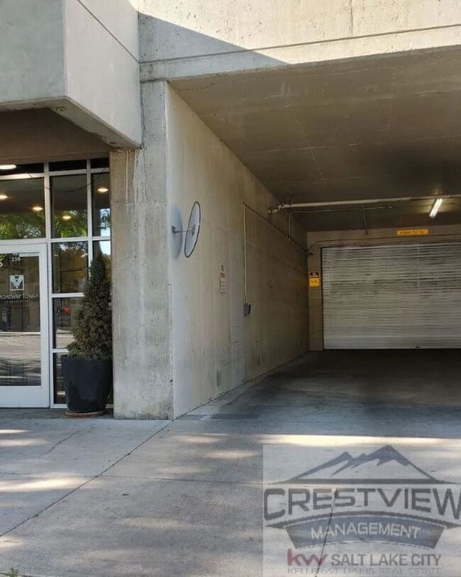 Building Photo - Broadway Condo