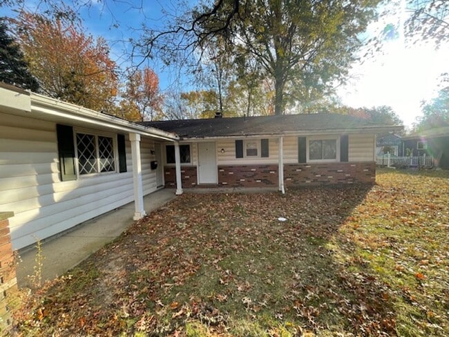 Building Photo - Adorable 3BR 2.5BA Home w/ Sun Room • 2 Car Garage  • Private Yard in Avon Lake