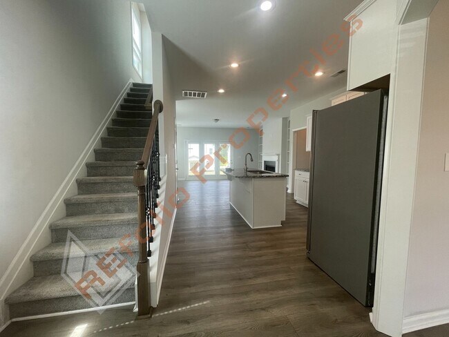 Building Photo - Beautiful 4BD 2.5BA Home w/Primary Suite o...
