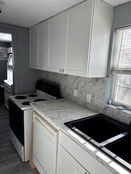 Building Photo - 100 Ross St