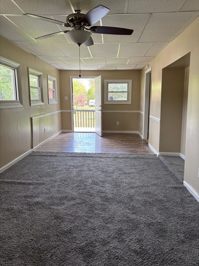 Building Photo - 3 Bedroom Ranch by the River