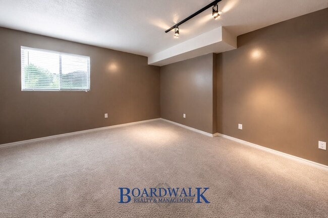 Building Photo - Beautiful 6 Bedroom Home in Sandy!