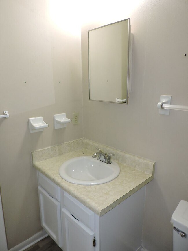 Building Photo - Convenient Northeast location!